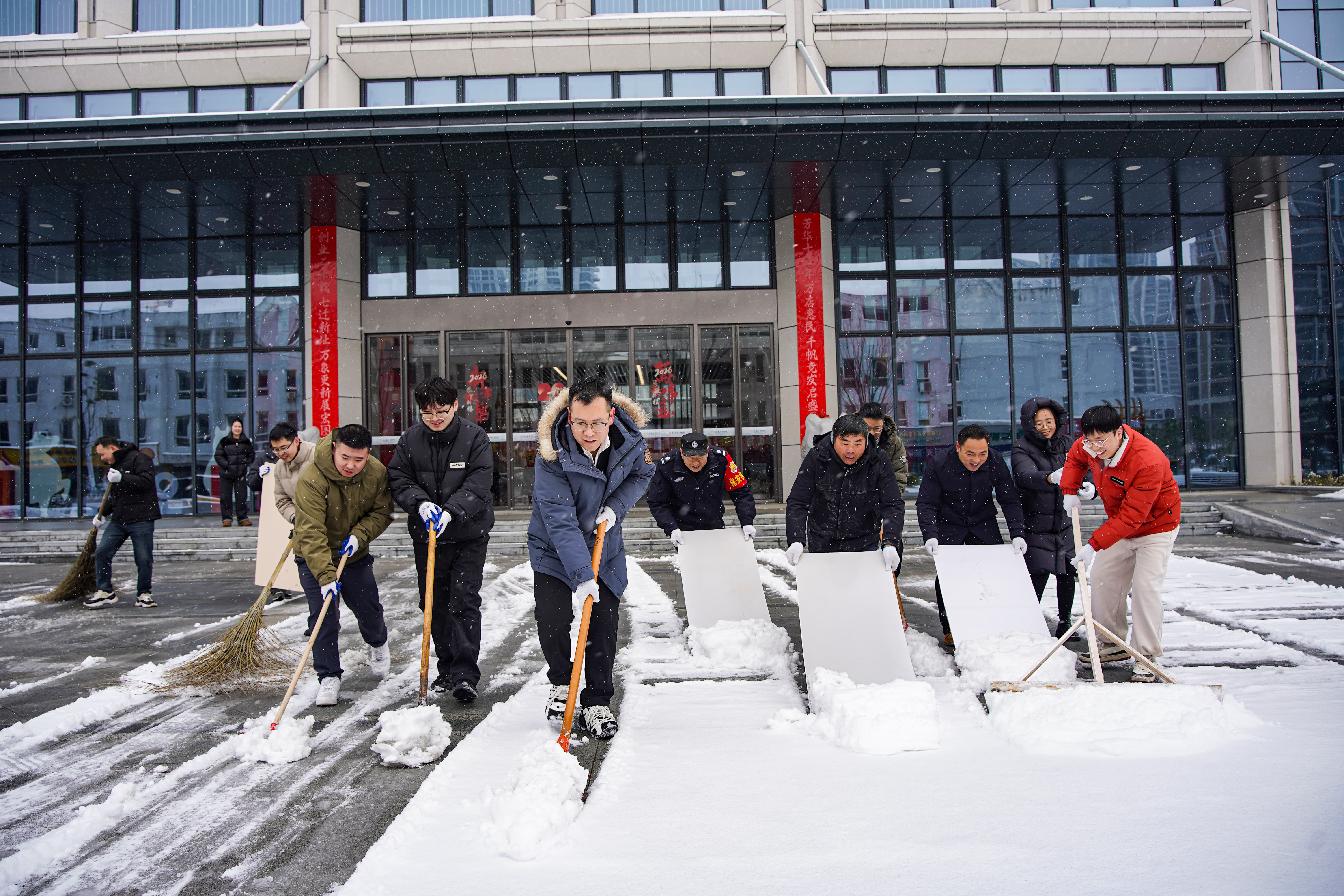迎寒而上，行动照初心！首页-澳门(金沙)官网网站首页党员先锋开展园区除雪行动
